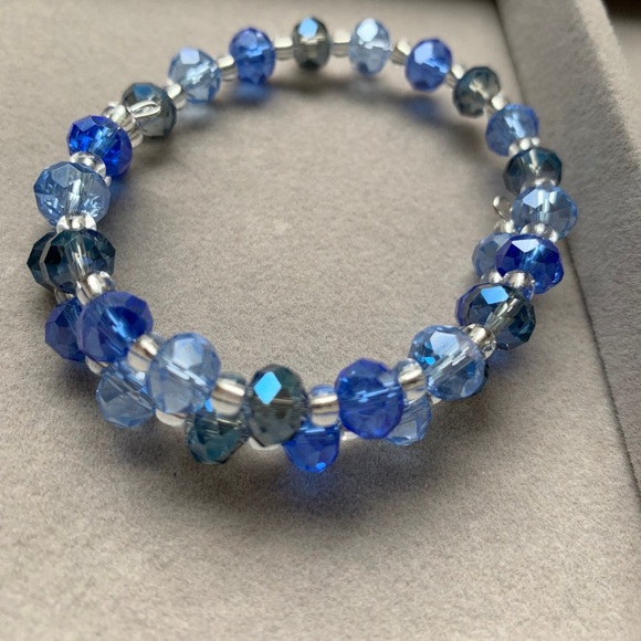 NWOT blue beaded bracelet with silver wire. - Picture 2 of 4